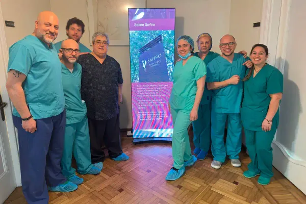 Integrantes del equipo de Uronext en una sala de Clínica Safiro