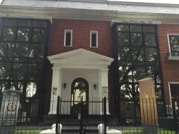 Fachada de Clínica Safiro en Av. Dr. Francisco Soca 1559: edificio de ladrillo con pórtico de columnas blancas